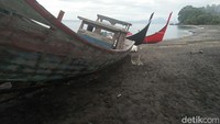Beberapa perahu nelayan pun ditambatkan di atas pasir hitam (Bonauli/detikTravel)