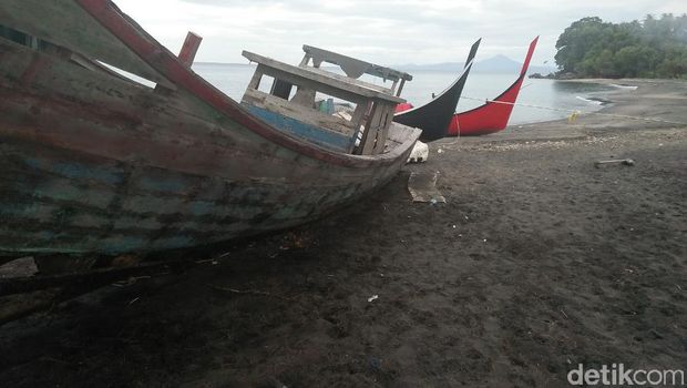Kapal yang di tambat di pinggir pantai (Bonauli/detikTravel)