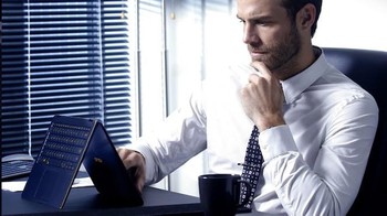 Asus mengklaim notebook barunya ini tertipis di dunia. Foto: Asus