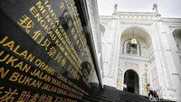 Oleh sebab itu, wajar bila aksen mandarin banyak ditemukan di masjid ini. Nama masjid bahkan tertera dalam bahasa Mandarin, selain dalam bahasa Arab tentunya. Di halaman masjid, juga ada penggalan Surat Al Qariah yang tertulis dalam 3 bahasa.
