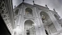 Bila hari libur, banyak sekali pengunjung yang ingin mampir ke masjid cantik ini.  