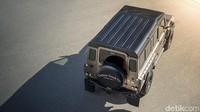 Paket modifikasi yang dibuat Chelsea Truck Company pada Land Rover Defender ini termasuk jam dan speedometer/takometer Churchill, sistem navigasi satelit alpine, door entry sill plate bermerek, lampu akses kabin belakang, kamera parkir, setir Kahn, transmisi otomatis enam percepatan Kahn dan pedal aluminium berventilasi. Foto: Chelsea Truck Company