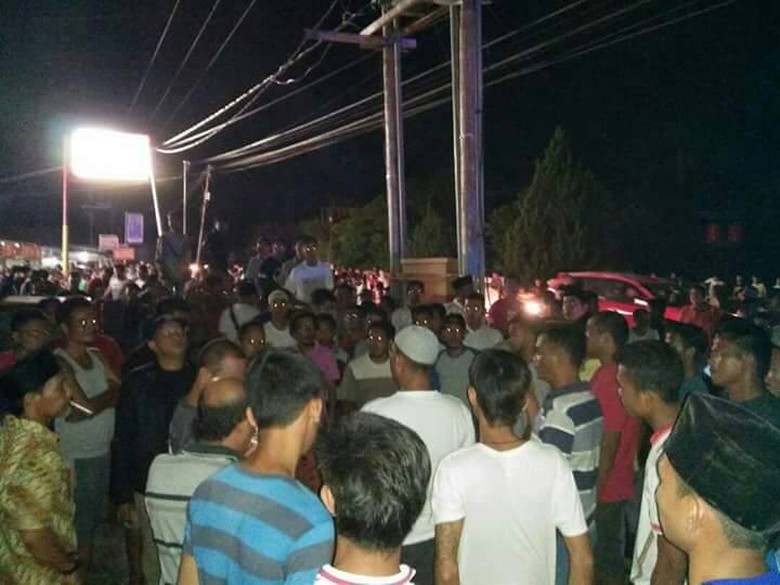 Listrik Padam Malam Ramadan, Masyarakat Rohul Rusak Kantor PLN Listrik Padam Malam Ramadan, Masyarakat Rohul Rusak Kantor PLN
