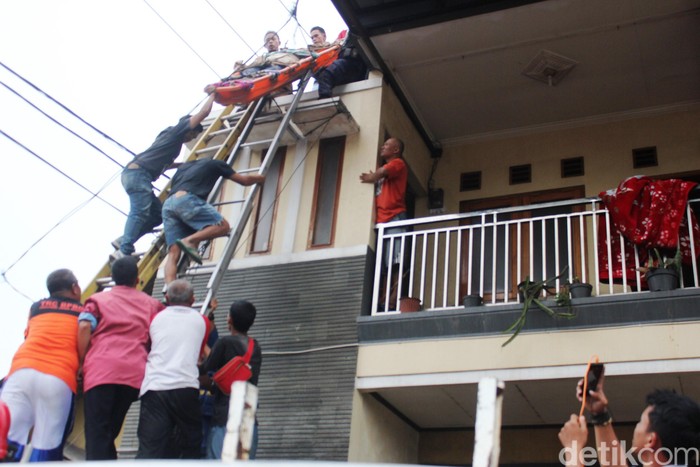 Dramatis, Evakuasi Kuli Bangunan yang Tersetrum Listrik di Cianjur