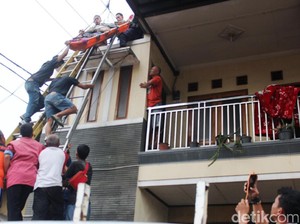 Dramatis, Evakuasi Kuli Bangunan yang Tersetrum Listrik di Cianjur
