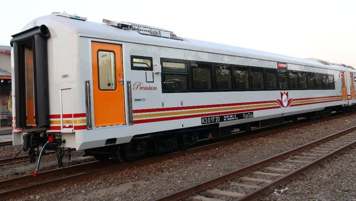 Kereta Lebaran produksi PT INKA