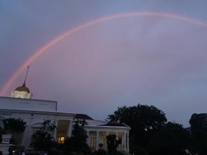Saat Pelangi Muncul Pada Acara Buka Puasa Jokowi di Istana Bogor
