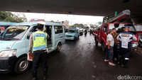 Razia gabungan ini melibatkan petugas Dinas Perhubungan Pemprov DKI Jakarta, Kepolisian, dan TNI.