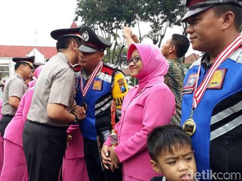 10 Bhabinkamtibmas Terbaik Raih Penghargaan Kapolrestabes Surabaya