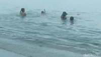 Di sekitar pantai traveler bisa menyaksikan pemandangan laut yang bebas polusi. Anak-anak berenang bebas di tepian (Bonauli/detikTravel)