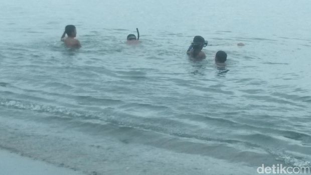 Anak-anak berenang di tepian (Bonauli/detikTravel)