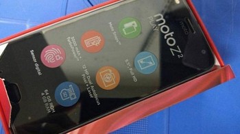 Tampang Moto Z2 Play dalam kemasannya. Foto: istimewa/phonearena