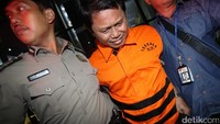 Irjen Kemendes PDTT, Sugito pun ditahan. Tak ada pernyataan dari mereka saat masuk mobil tahanan.