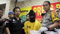 Kapolres Jakarta Utara Kombes Pol Dwiyono menunjukkan tersangka dan barang bukti ekstasi, Senin (29/5/2017).