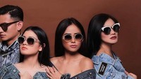 Layaknya Girlsquad pimpinan Nia Ramadhani, Titi Kamal dan rekan-rekannya juga kerap photoshoot. Foto: Instagram @titi_kamall/@balqis_farah