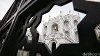Masjid putih megah ini disebut-sebut sebagai kembarannya Taj Mahal yang berada di Indonesia.