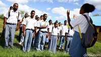 Kini SMK Negeri 1 Sota menjadi barometer UNBK di Merauke. Arnold berani menjamin koneksi internet di pinggir hutan ini malah lebih bagus ketimbang yang berada di pinggiran kota Merauke. Padahal selepas Merauke sebelum mencapai Sota, sinyal internet sama sekali padam.‎