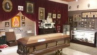Museum Kematian, Museum of Death di New Orleans memiliki arsip, video dan foto kematian paling mengerikan. Koleksi yang dipamerkan adalah sederet kasus korban olah TKP dari pembunuhan berantai, mutilasi, bunuh diri hingga kecelakaan. Tidak di sensor lho! (Museum of Death)
