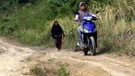 Melihat Jalur Puncak II yang Mangkrak