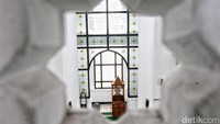 Lokasi tepatnya Masjid Ramlie Musofa berada di alamat Jalan Danau Sunter Raya Selatan Blok I/10 No 12 C-14 A, Sunter, Jakarta Utara. 