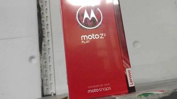 Lenovo mengandalkan kotak kemasan berawarna merah untuk Moto Z2 Play. Foto: istimewa/phonearena