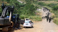 Dengan berseragam lengkap sambil menenteng senjata laras panjangnya, para tentara itu berbaris melewati jalur poros tengah timur tersebut untuk sekadar melakukan latihan rutin.