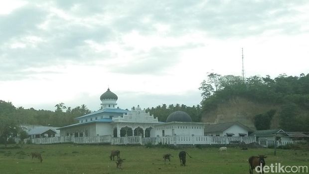 Masjid di Pantai Pasir Hitam