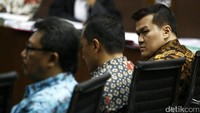 Selain Andi Narogong, Dirjen Dukcapil Kemendagri Zudan Arif Fakrulloh (tengah) dan mantan Ketua Panitia Pemeriksa dan Penerima Pengadaan Kemendagri Ruddy Indrato Raden juga memberikan kesaksian.