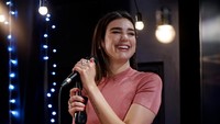 Senyum manis Dua Lipa membuat malam itu terasa semakin spesial. (Dok. Warner Music Indonesia)