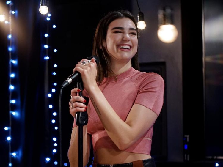 Seksi! Olahraganya Dua Lipa Laki Banget Lho