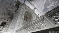 Begini refleksi kemegahan masjid Ramlie Musofa yang terletak di Sunter, Jakarta Utara.