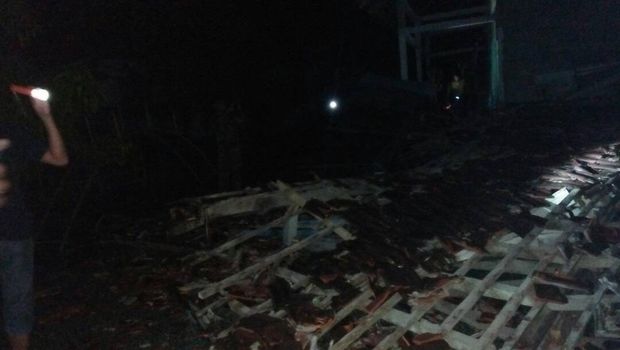 Bagunan roboh akibat gempa di Poso.