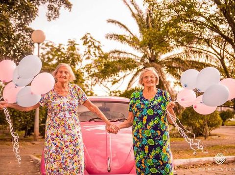 Nenek Kembar Rayakan Ulang Tahun Ke-100 Dengan Foto-Foto Menggemaskan