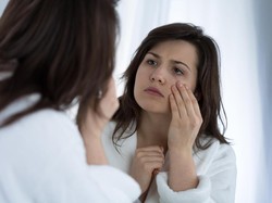 10 Cara Mengatasi Mata Panda Secara Alami Beserta Penyebabnya