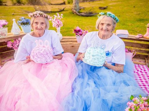 Nenek Kembar Rayakan Ulang Tahun Ke-100 Dengan Foto-Foto Menggemaskan