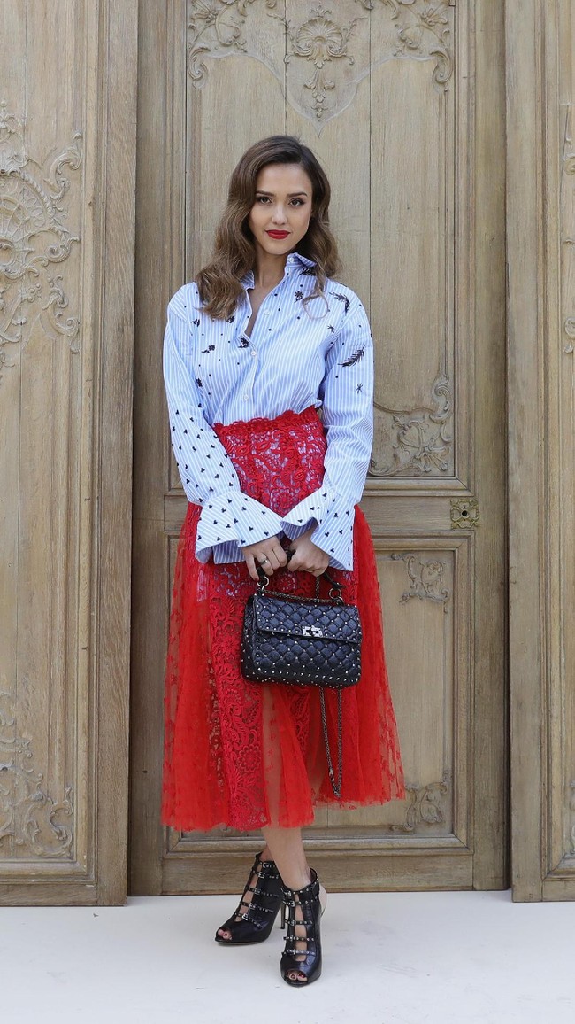 Jessica Alba attends the Valentino show as part of the Paris Fashion Week Womenswear  Spring/Summer 2017  on October 2, 2016 in Paris, France.  (Photo by Vittorio Zunino Celotto/Getty Images)