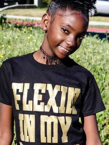 Pernah Diejek Memiliki Kulit Gelap, Gadis Ini Ciptakan Lini Fashion Sendiri