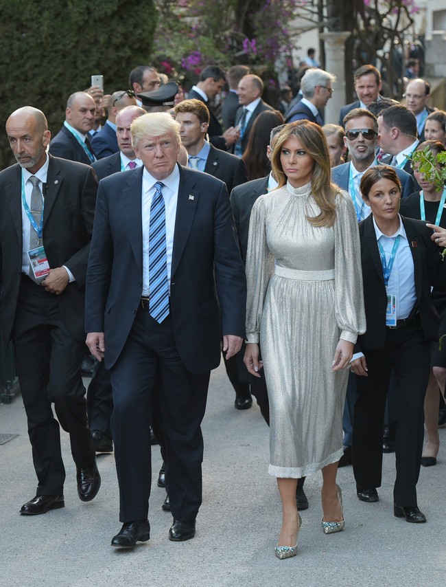 Saat berkunjung ke Greek Theatre of Taormina di Sisilia, Italia, mantan model itu mengenakan gaun berkerah tinggi warna silver dari Dolce & Gabbana. Gaun yang dipesan secara khusus itu seharga USD 40.000 atau sekitar Rp 550 juta. Ia melengkapi penampilannya dengan sepasang sepatu, juga keluaran Dolce & Gabbana seharga Rp 13 jutaan. Foto: Reuters