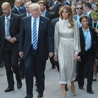 Saat berkunjung ke Greek Theatre of Taormina di Sisilia, Italia, mantan model itu mengenakan gaun berkerah tinggi warna silver dari Dolce & Gabbana. Gaun yang dipesan secara khusus itu seharga USD 40.000 atau sekitar Rp 550 juta. Ia melengkapi penampilannya dengan sepasang sepatu, juga keluaran Dolce & Gabbana seharga Rp 13 jutaan. Foto: Reuters