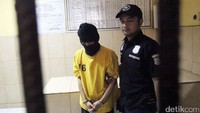 Tersangka dihadirkan dalam rilis dengan mengenakan penutup wajah.