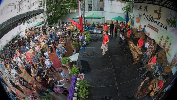 Panggung musik angklung dan gamelan (dok Masyindo Rumania)