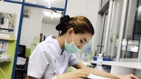 Semenjak fotonya tersebar dalam forum pengagum suster cantik di seluruh belahan dunia, Pang Chatsri mulai jadi perhatian dewan direksi rumah sakit. Foto: ist (viral press dan Facebook)
