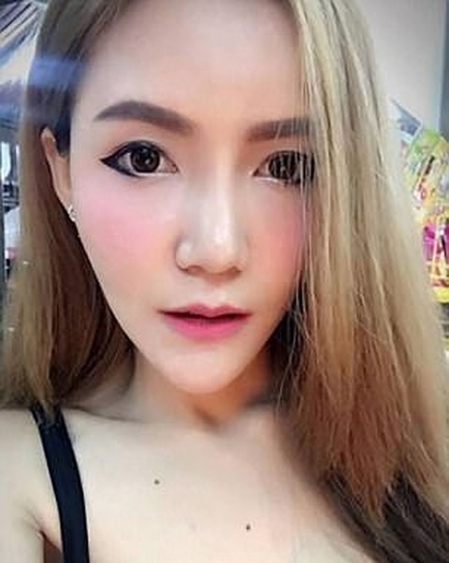 Perawat cantik asal Thailand Parichat Pang Chatsri jadi sorotan setelah dipecat dari pekerjaannya. Ia dipaksa resign karena gaya busananya yang dianggap terlalu seksi. Foto: ist (viral press dan Facebook)