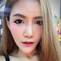 Perawat cantik asal Thailand Parichat Pang Chatsri jadi sorotan setelah dipecat dari pekerjaannya. Ia dipaksa resign karena gaya busananya yang dianggap terlalu seksi. Foto: ist (viral press dan Facebook)