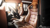 Kursi standar telah diganti dengan kursi Ferrari GTB di depan, serta kursi lipat di tengah dan belakang dengan balutan kulit nappa. Glove box tengah, dasbor sisi penumpang, handle, sisipan panel pintu, bilik instrumen, panel pintu belakang dan headlining atap dibalut lapisan serupa. Foto: Chelsea Truck Company