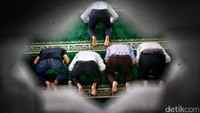 Tak sedikit juga para pengunjung yang sengaja datang untuk beribadah disana.