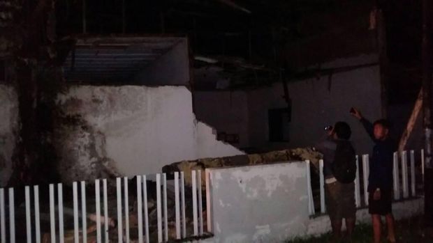 Bangunan runtuh akibat gempa di Poso.