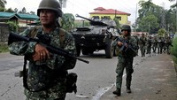 Militer Filipina mengerahkan panser untuk memburu para militan. Erik De Castro/Reuters.