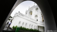 Masjid ini tengah populer dan banyak warga yang penasaran untuk berkunjung sekadar melihat ataupun beribadah disana. 