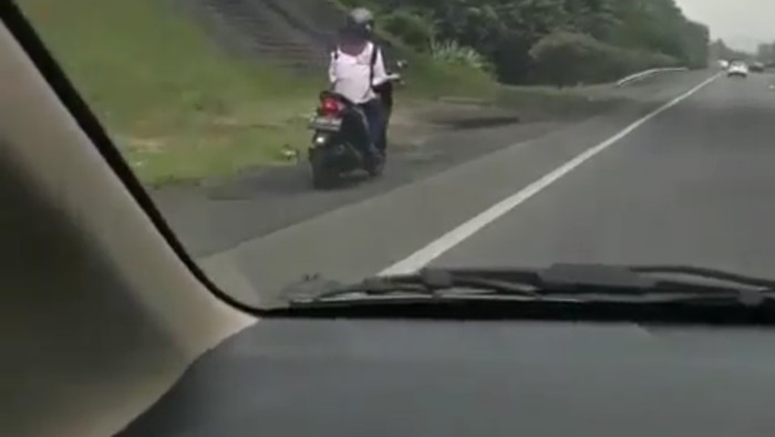 Naik Skutik, Wanita Nyasar Masuk Tol Purbaleunyi